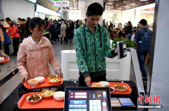 資料圖：某高校食堂學生在打飯。中新社記者 韓蘇原 攝