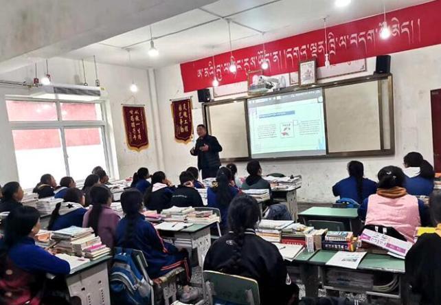 學生在免費輔導(dǎo)班上課?！∧岈敵?攝