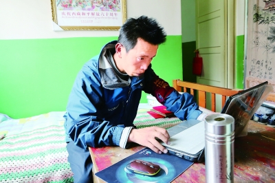 宋玉剛老師認(rèn)真地在電腦上查資料。西藏商報記者 盧明文攝影.jpg