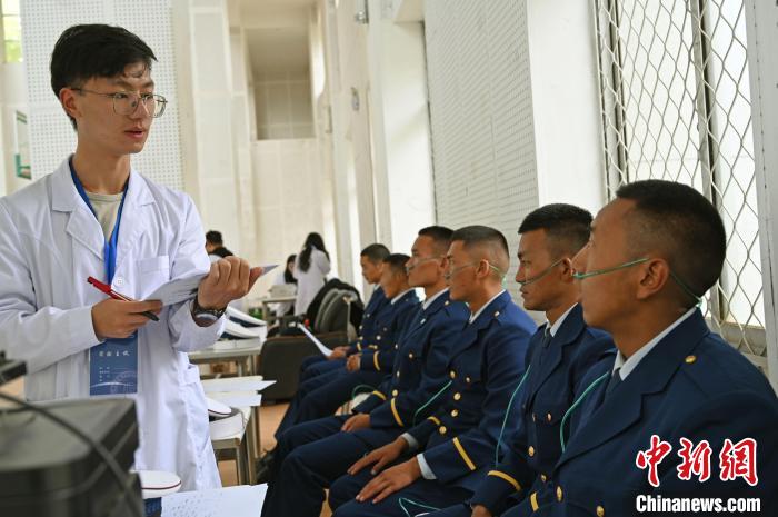 圖為研究團(tuán)隊(duì)成員登記消防員信息?！≮w朗 攝