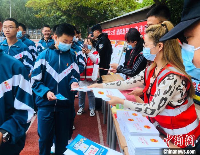 圖為西寧市法制宣傳進校園?！∥鲗幨谐俏鲄^(qū)供圖