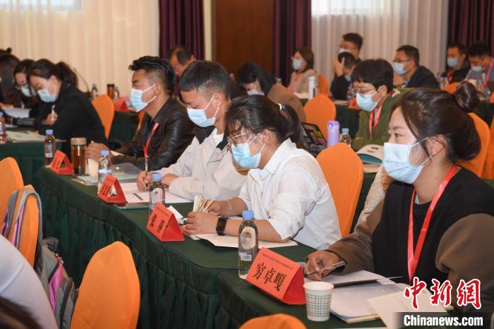 圖為第十五期全國預防青少年違法犯罪工作理論與務實高級研修班學員正在上課。　貢嘎來松 攝