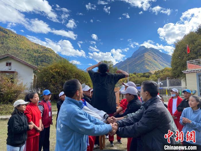 圖為學生們在西藏巴松措青少年活動營地開展趣味活動?！∥鞑厍嗌倌陮嵺`教育基地供圖