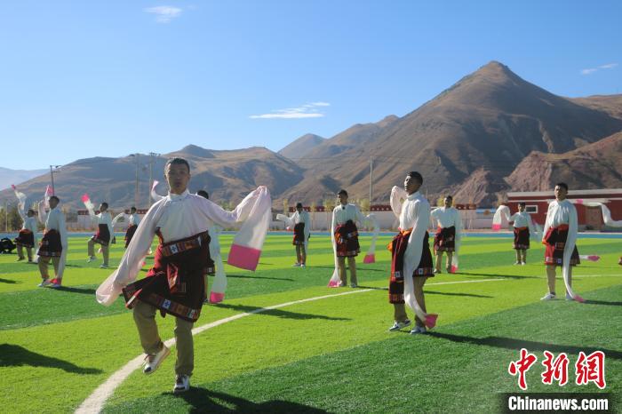 圖為青海師范大學(xué)附屬玉樹實(shí)驗(yàn)學(xué)校學(xué)生在綠茵場(chǎng)跳起囊謙古舞—卓根瑪?！〕逃?攝