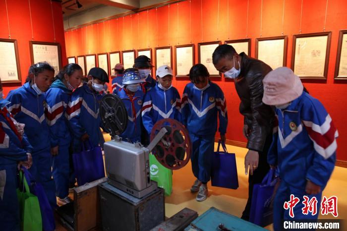 資料圖為玉樹市第四完小學生參觀鑄牢中華民族共同體意識主題展?！『F龍 攝