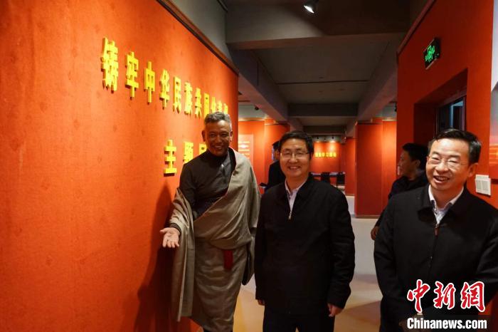 資料圖為參觀鑄牢中華民族共同體意識主題展?！『F龍 攝