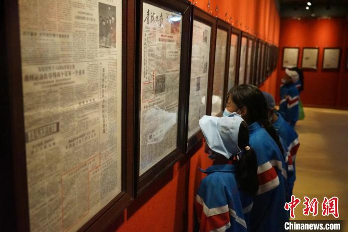 資料圖為玉樹市第四完小學生參觀鑄牢中華民族共同體意識主題展。　胡貴龍 攝