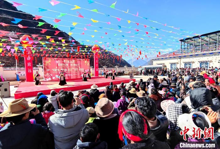 文藝活動全景?！∶⒖悼h委宣傳部供圖