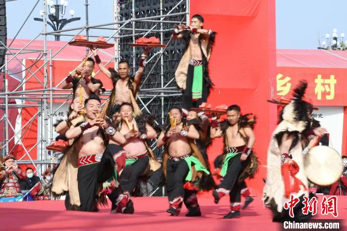 圖為少數(shù)民族舞蹈展演?！×赫赵?攝