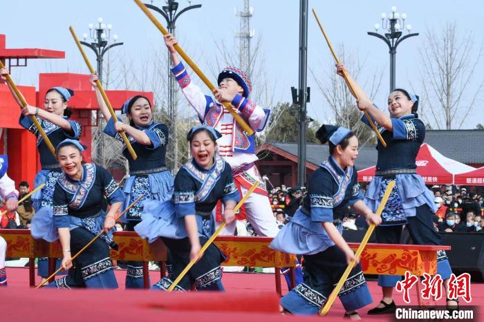 圖為廣西壯族打扁擔(dān)展演?！×赫赵?攝