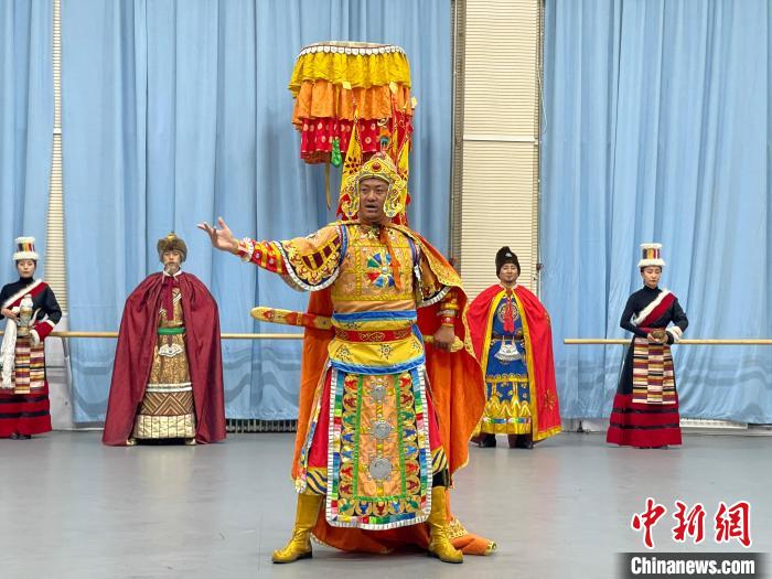 圖為格薩爾劇展演。　巷欠才讓 供圖