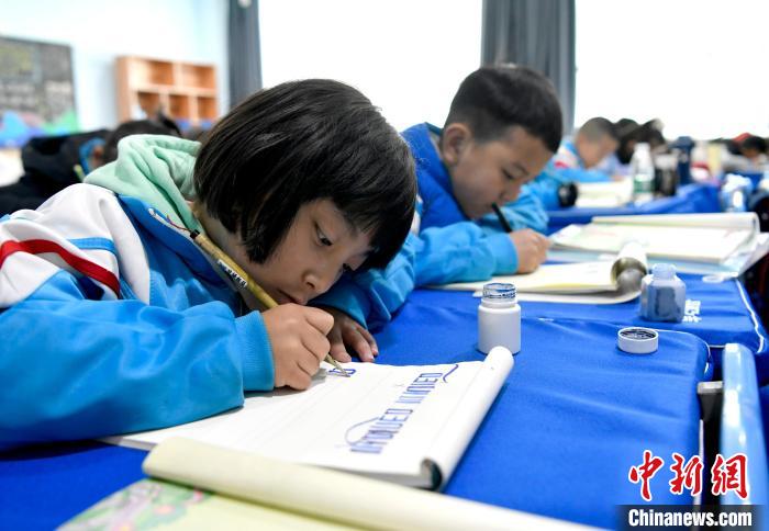 3月14日，西藏拉薩市第一小學(xué)一年級六班的學(xué)生們在藏語文課上書寫藏文?！±盍?攝