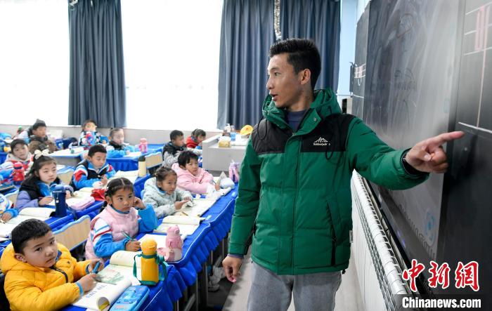 3月14日，西藏拉薩市第一小學(xué)藏語文老師拉巴次仁在課堂上?！±盍?攝