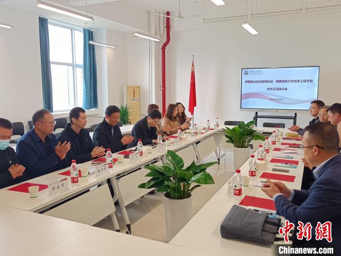 圖為座談會(huì)議現(xiàn)場?！「裆?攝