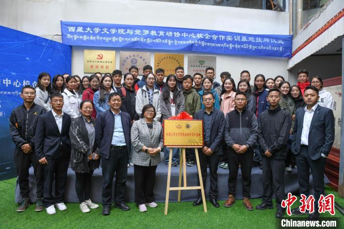 圖為揭牌儀式上合影?！∝暩聛硭?攝