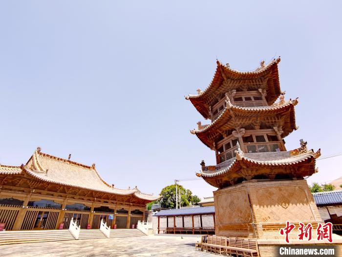圖為阿河灘清真寺局部?！?zhí)砀?攝