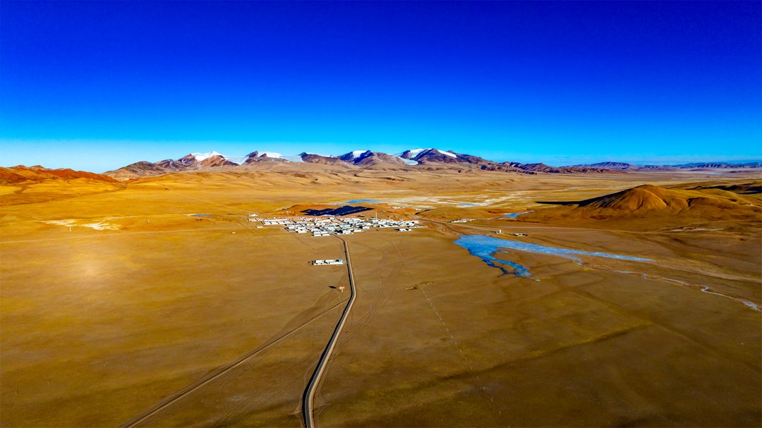 雪山下的雙湖縣城。呂殿杰攝