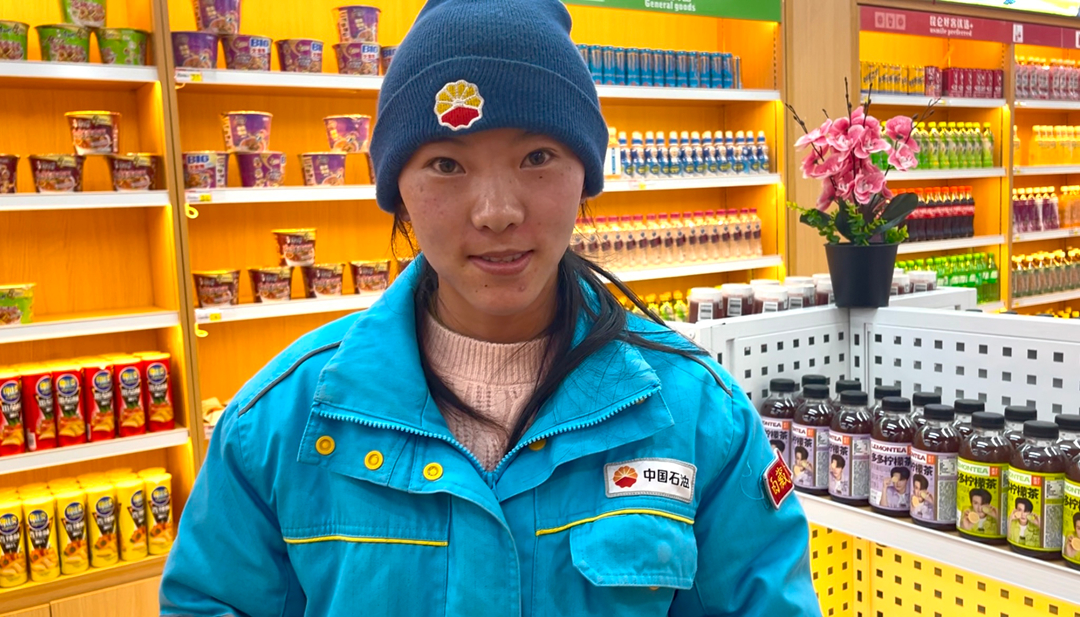 00后員工桑旦卓瑪在便利店值班。呂殿杰攝