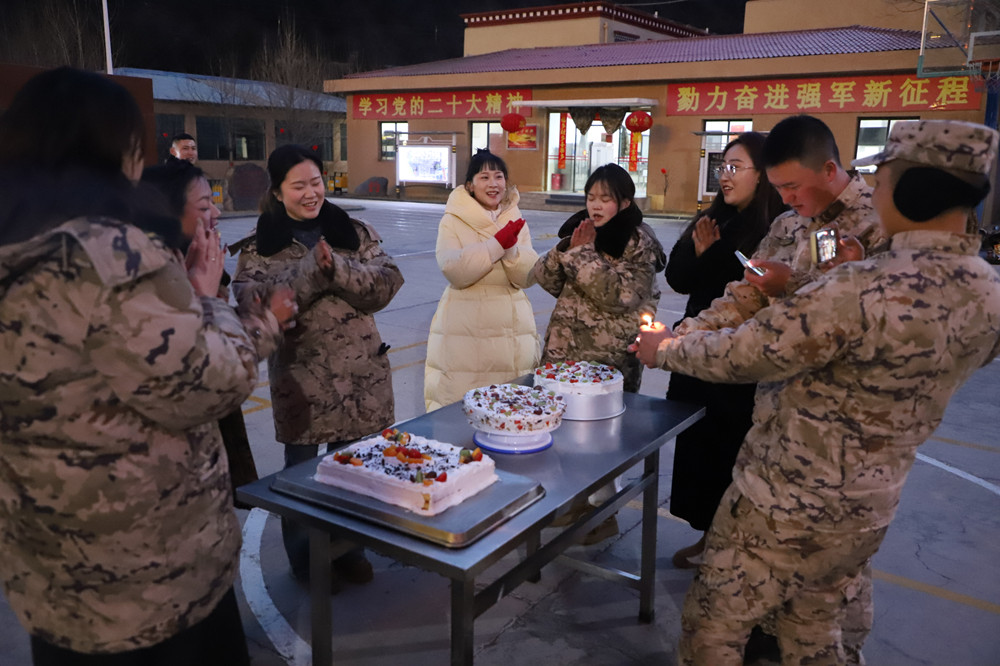 支隊(duì)為來隊(duì)家屬過集體生日?；粢綌z