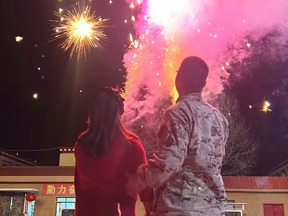 來隊(duì)家屬的溫馨瞬間?；粢綌z