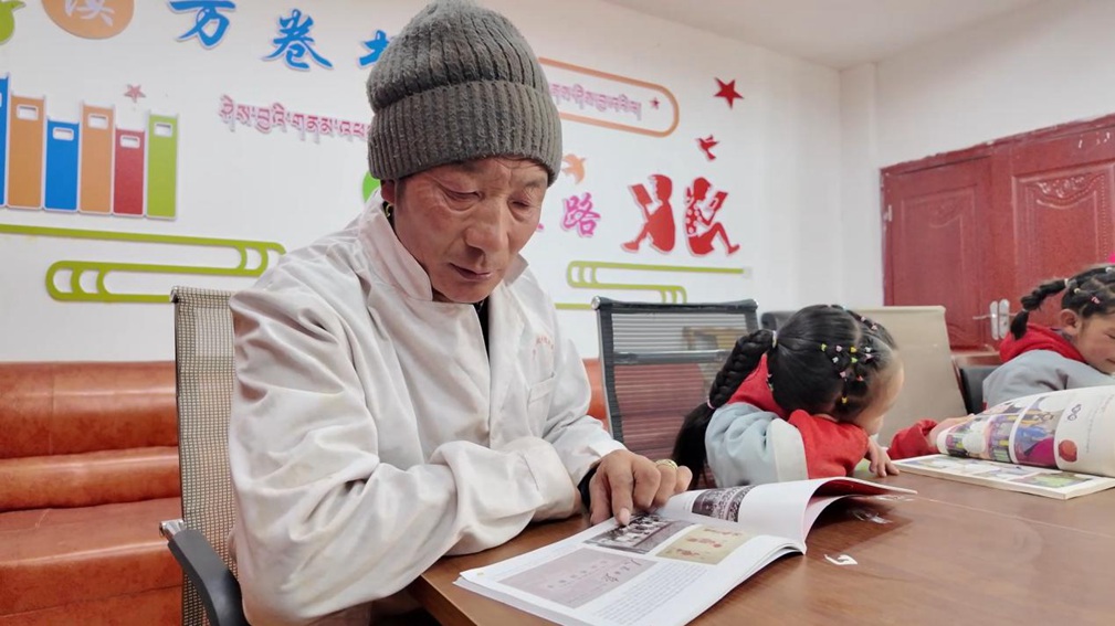 一位當(dāng)?shù)卮迕窈秃⒆觽冊(cè)谀良視?shū)屋里盡情享受閱讀時(shí)光。申扎縣融媒體中心供圖