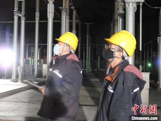 圖為5月10日凌晨，國(guó)網(wǎng)青海檢修公司柴達(dá)木換流站運(yùn)維人員在進(jìn)行柴拉直流系統(tǒng)停電操作?！∫杂?攝
