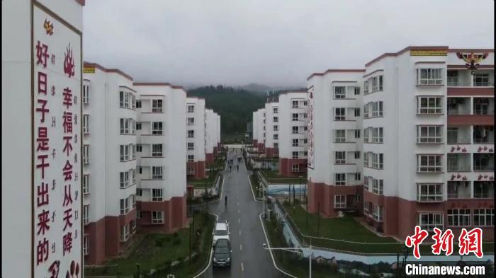 越西縣最大的易地扶貧搬遷安置點(diǎn)——城北感恩社區(qū)?！『武?攝