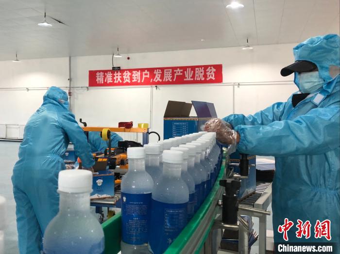 圖為阿里地區(qū)措勤縣某飲用水加工公司，該公司以“基地+公司+貧困民眾”為運(yùn)營模式，帶動(dòng)貧困民眾68戶232人。　謝牧 攝