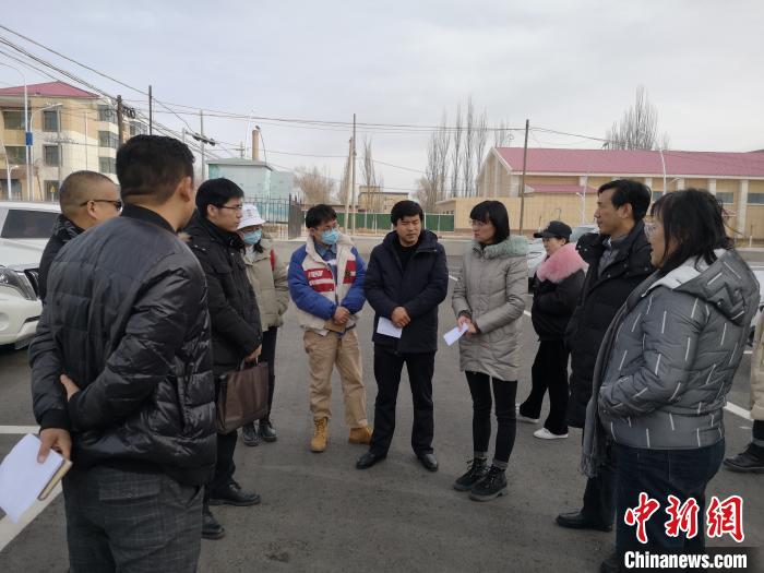 圖為青海大學(xué)工作人員正在現(xiàn)場(chǎng)考察該項(xiàng)目進(jìn)行情況?！±罱瓕?攝
