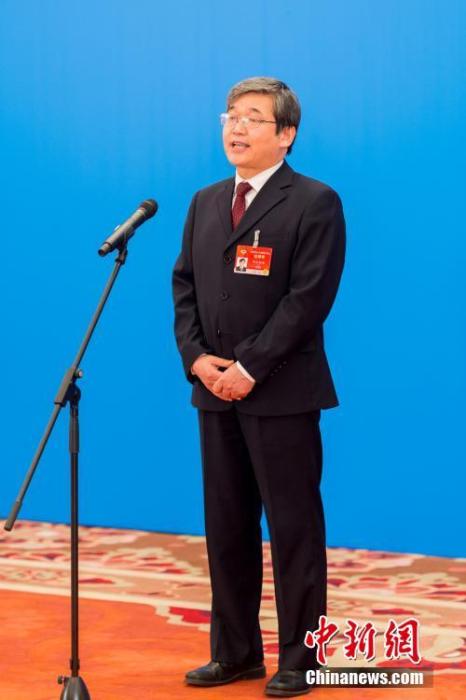 3月10日，全國(guó)政協(xié)十三屆四次會(huì)議第三場(chǎng)“委員通道”采訪活動(dòng)在北京人民大會(huì)堂新聞發(fā)布廳舉行。圖為全國(guó)政協(xié)委員阿拉坦倉(cāng)通過(guò)網(wǎng)絡(luò)視頻方式接受媒體采訪。<a target='_blank' ><p  align=