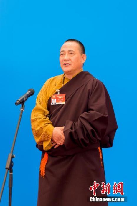 3月10日，全國(guó)政協(xié)十三屆四次會(huì)議第三場(chǎng)“委員通道”采訪活動(dòng)在北京人民大會(huì)堂新聞發(fā)布廳舉行。圖為全國(guó)政協(xié)委員洛桑山丹通過(guò)網(wǎng)絡(luò)視頻方式接受媒體采訪。<a target='_blank' ><p  align=