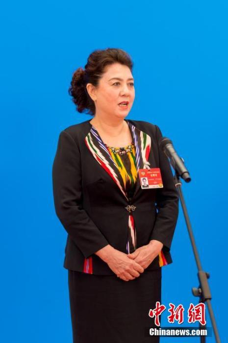 3月10日，全國(guó)政協(xié)十三屆四次會(huì)議第三場(chǎng)“委員通道”采訪活動(dòng)在北京人民大會(huì)堂新聞發(fā)布廳舉行。圖為全國(guó)政協(xié)委員古麗帕麗·阿不都拉通過(guò)網(wǎng)絡(luò)視頻方式接受媒體采訪。<a target='_blank' ><p  align=