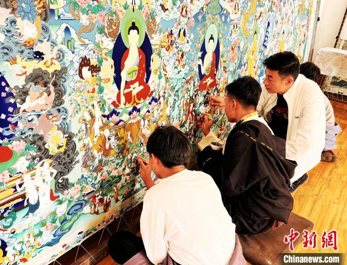 青海唐卡藝術小鎮(zhèn)：“勞模畫師”師帶徒，文化扶貧富一方