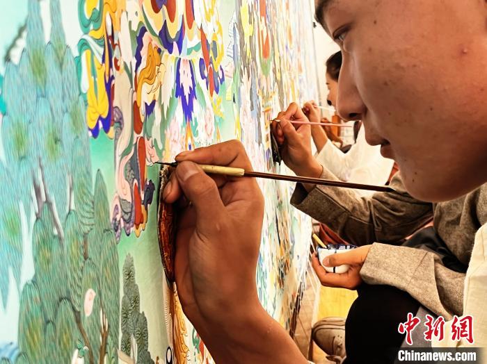 圖為畫師繪畫唐卡?！●R文莉 供圖