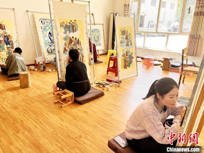 圖為畫室內學徒練習繪畫唐卡?！●R文莉 供圖