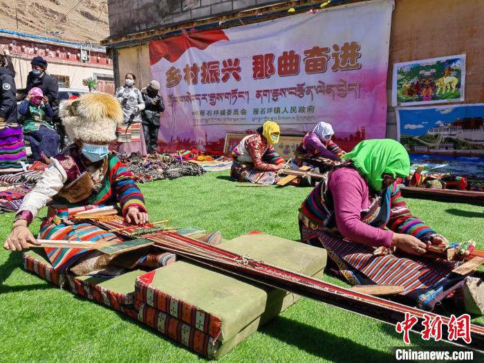 圖為2022年，安多縣雁石坪鎮(zhèn)“鄉(xiāng)村振興那曲奮進(jìn)”編織技藝比賽現(xiàn)場(chǎng)。資料圖 那曲市“鄉(xiāng)村振興 那曲奮進(jìn)”活動(dòng)辦供圖
