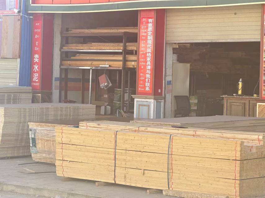 白朗縣頗羅鼐大道西段人行道擺放建材。圖片由留言網(wǎng)友提供