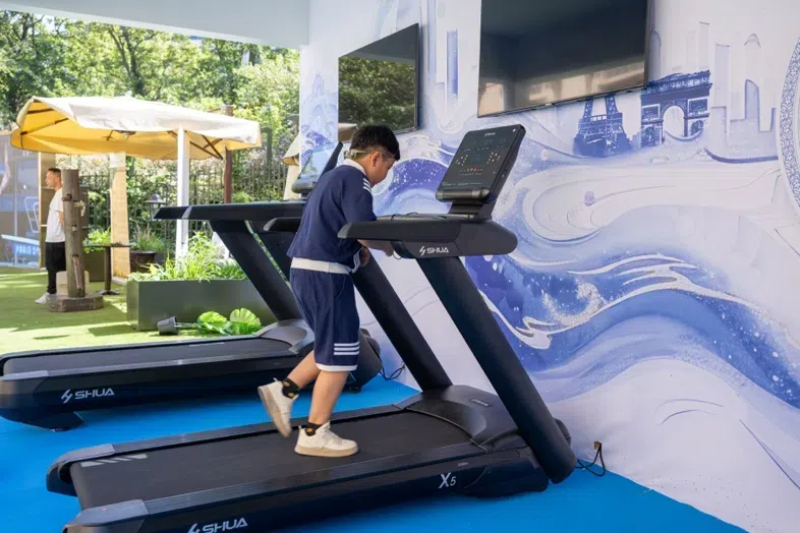 小朋友在智慧體育公園體驗(yàn)跑步機(jī)。巴黎