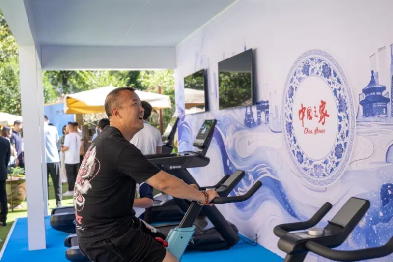 參觀者在智慧體育公園體驗(yàn)動感單車。巴黎