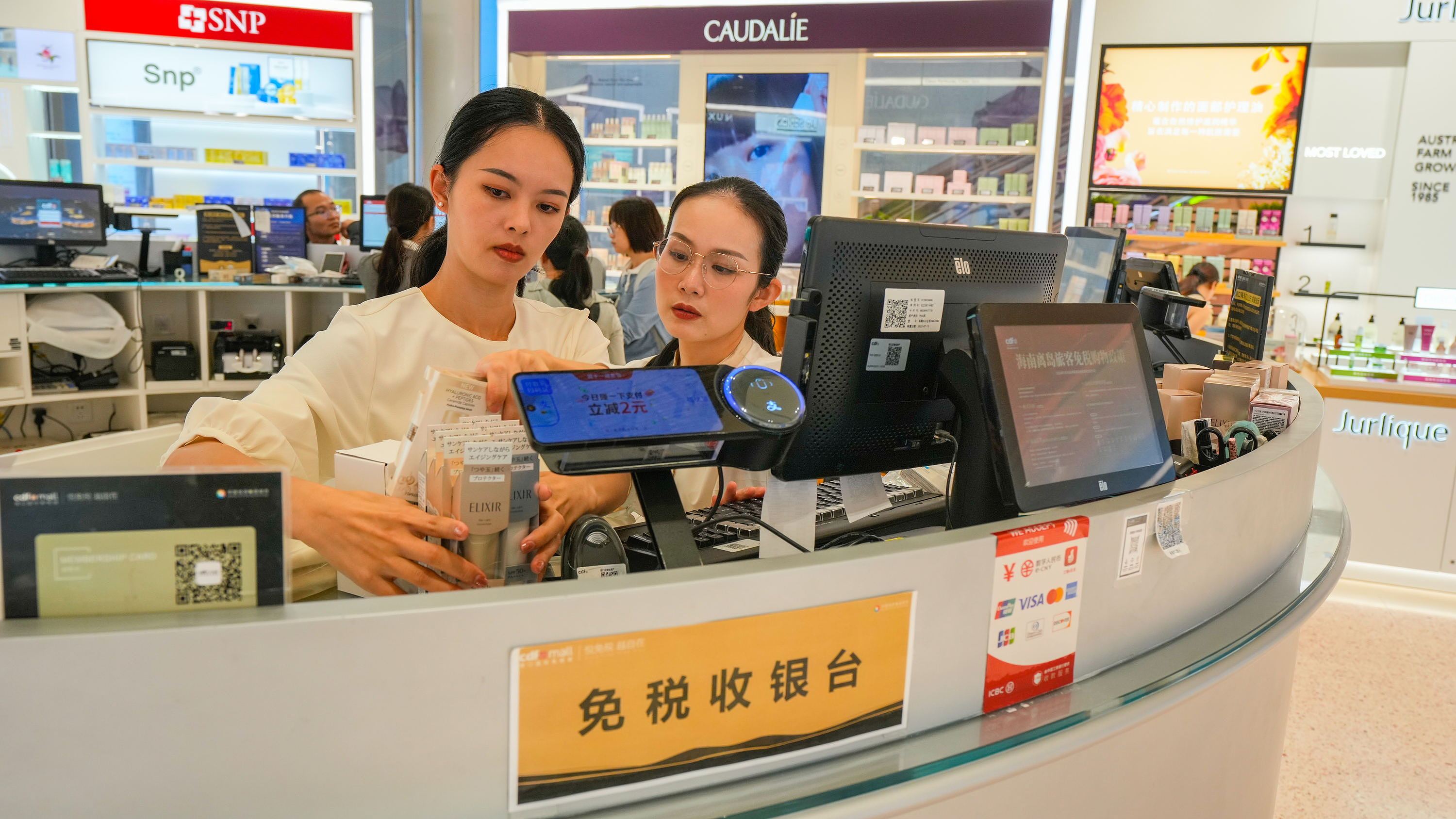 2025年11月1日，?？?，cdf?？趪?guó)際免稅城內(nèi)人頭攢動(dòng)，眾多旅客在選購(gòu)免稅商品。