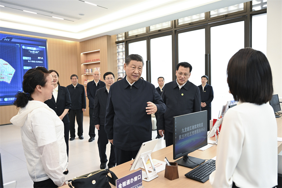 2024年4月22日至24日，中共中央總書記、國家主席、中央軍委主席習(xí)近平在重慶考察。這是22日下午，習(xí)近平在九龍坡區(qū)謝家灣街道民主村社區(qū)考察。新華社記者 謝環(huán)馳 攝