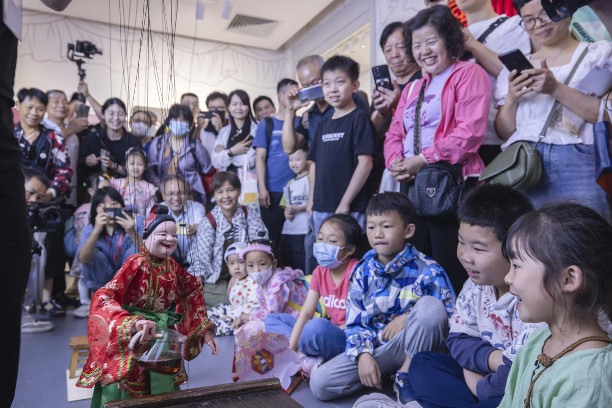 5月1日，廣州市白鵝潭大灣區(qū)藝術(shù)中心非物質(zhì)文化遺產(chǎn)館內(nèi)，精彩的梅縣提線木偶戲表演吸引了眾多游客駐足觀賞。 來(lái)源：人民圖片網(wǎng)