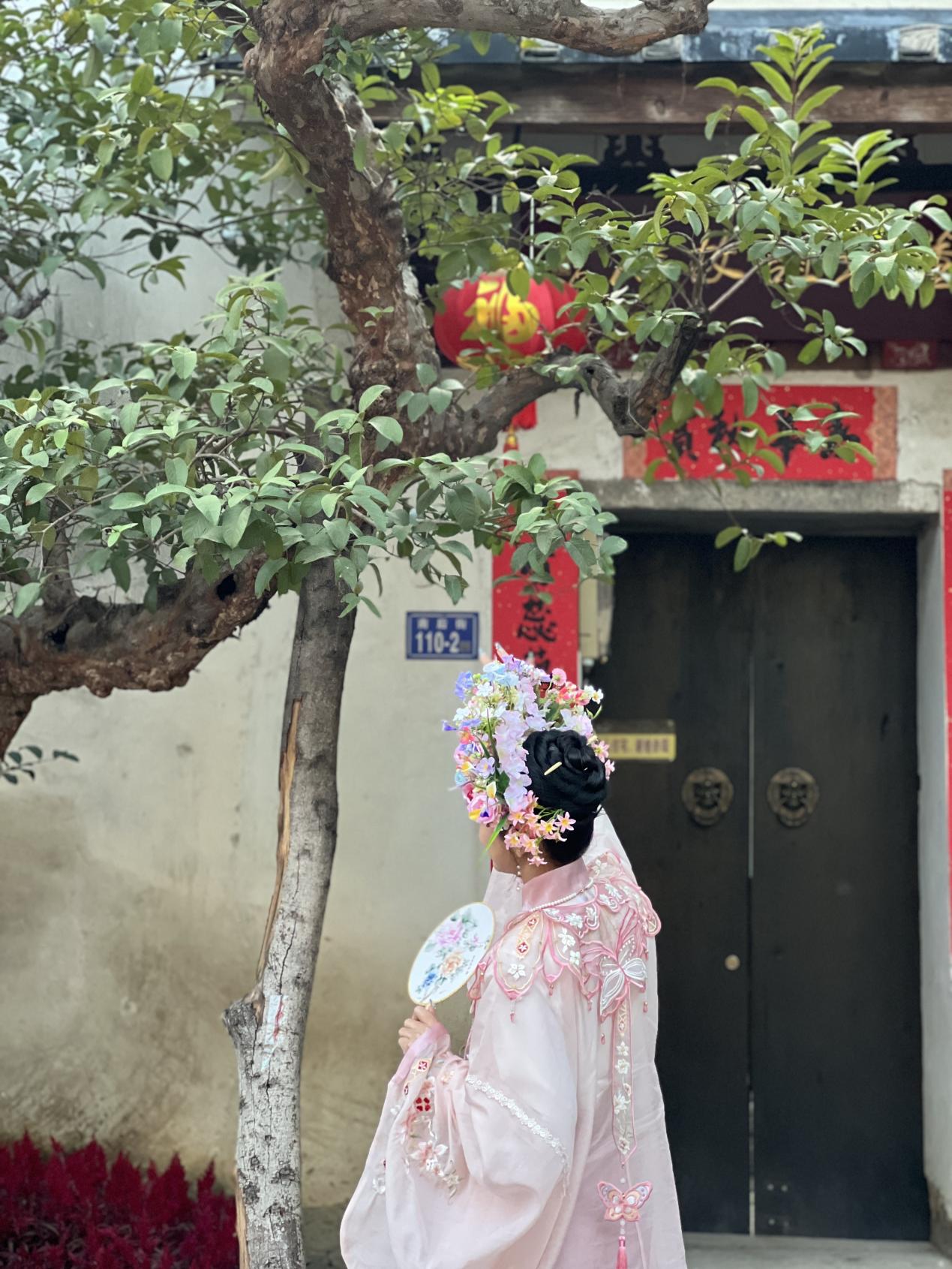 福建泉州，頭戴簪花的游客正拍照留念。人民網(wǎng) 歐陽易佳攝