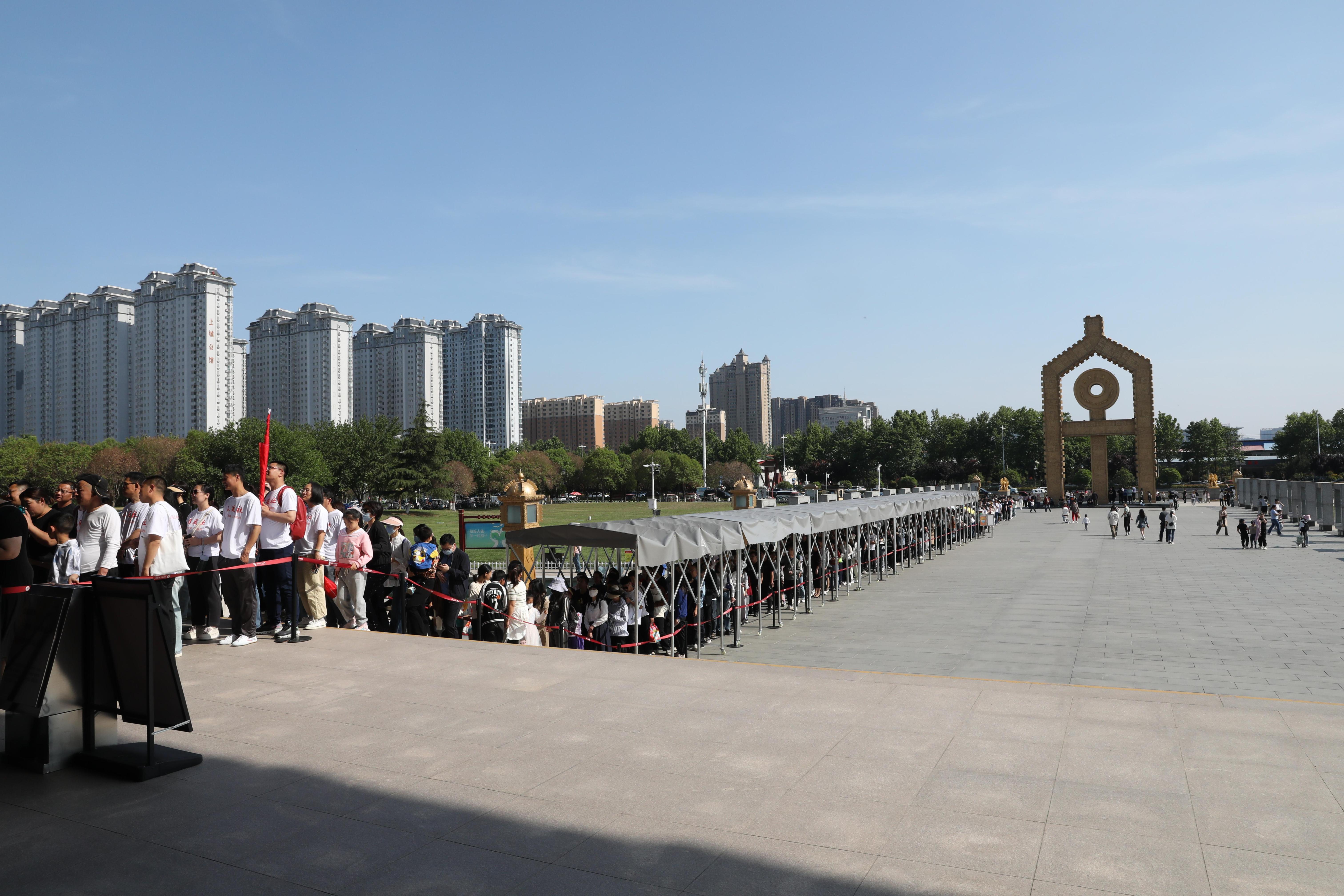 “五一”期間，中國(guó)文字博物館外游客有序排隊(duì)。中國(guó)文字博物館供圖