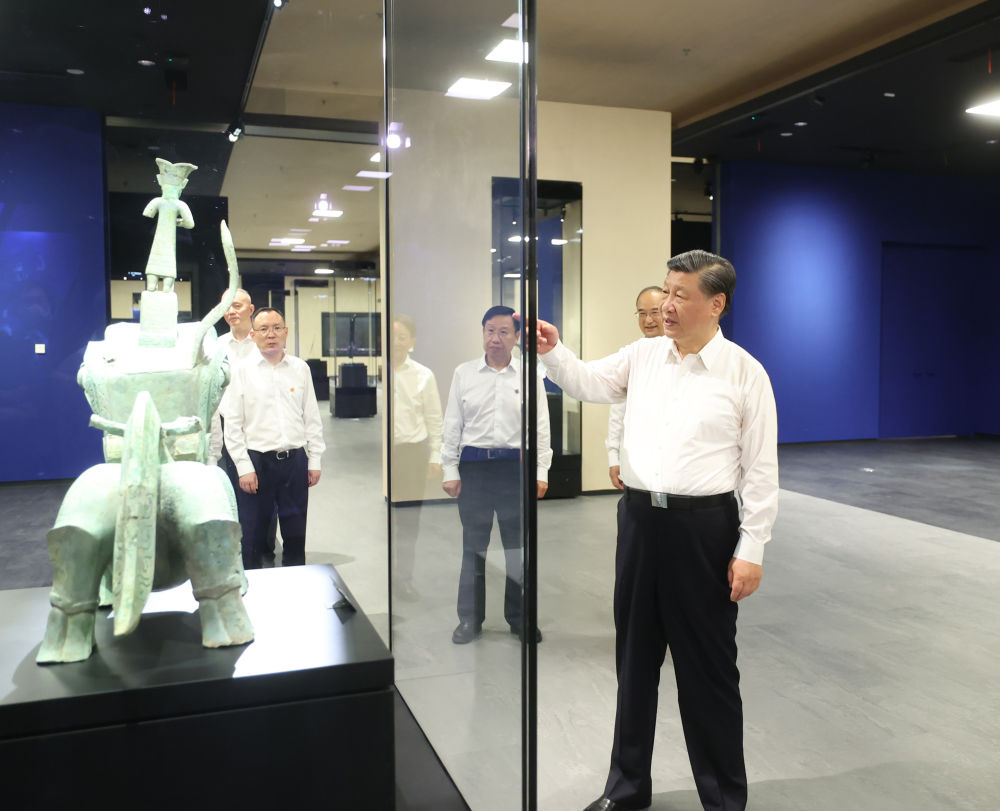 2023年7月26日，習(xí)近平總書記在四川省德陽市考察了三星堆博物館，了解當(dāng)?shù)貧v史文化遺址發(fā)掘研究、文物保護(hù)修復(fù)等情況。