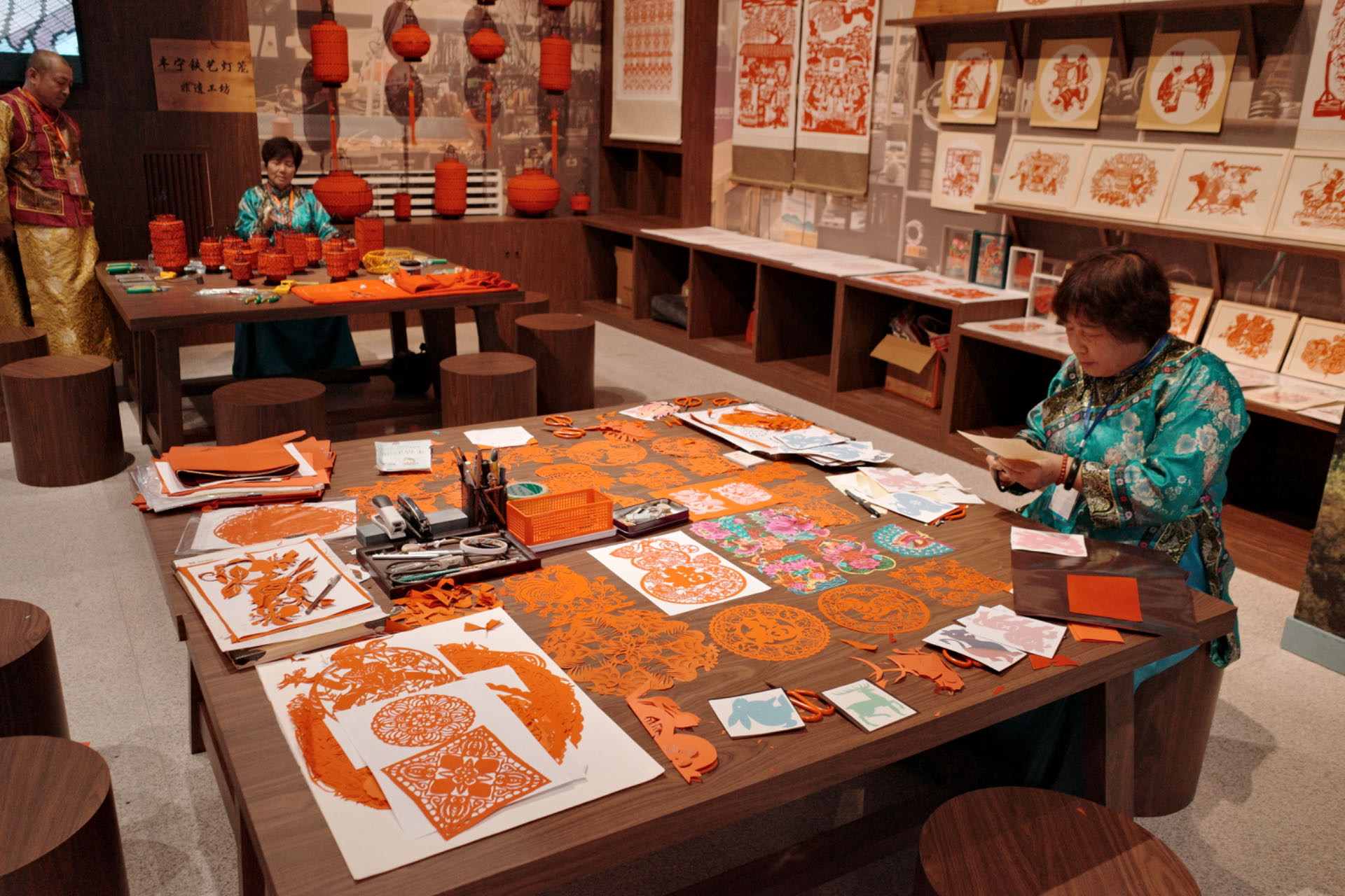 “氣象萬(wàn)千——中國(guó)非遺保護(hù)實(shí)踐主題展”上，非遺傳承人現(xiàn)場(chǎng)展示。人民網(wǎng)記者 劉微攝
