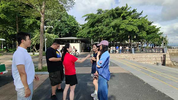 人民網(wǎng)記者采訪紅樹林公園游客。人民網(wǎng)記者 李彤?dāng)z