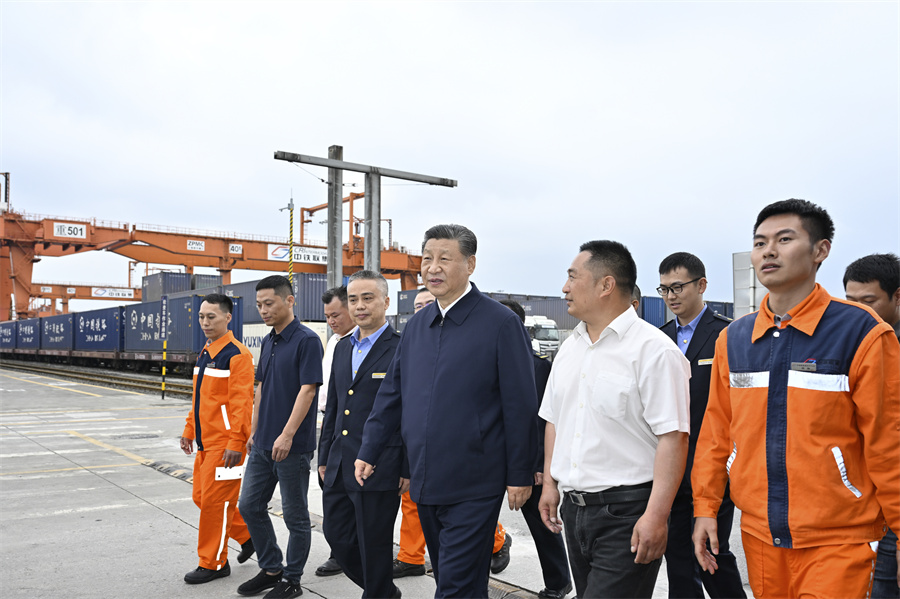 2024年4月22日至24日，中共中央總書記、國家主席、中央軍委主席習近平在重慶考察。這是22日下午，習近平在重慶國際物流樞紐園區(qū)重慶鐵路集裝箱中心站，同貨車司機、列車司機、裝卸工人、場站管理人員等親切交流。新華社記者 岳月偉 攝
