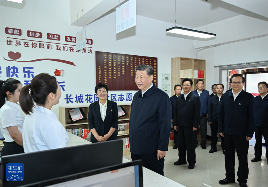 2024年6月19日下午，習近平在寧夏銀川市金鳳區(qū)長城花園社區(qū)黨群服務中心便民服務廳了解社區(qū)開展便民惠民服務等情況。新華社記者 謝環(huán)馳 攝