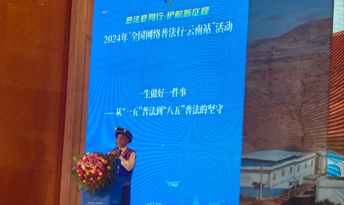 李學(xué)平分享普法的故事。人民網(wǎng)記者 孝金波攝